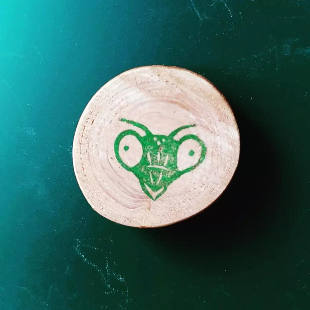 栗谷さと子　ハンドメイド雑貨　木のマグネット　Kuriya Satoko カマキリ