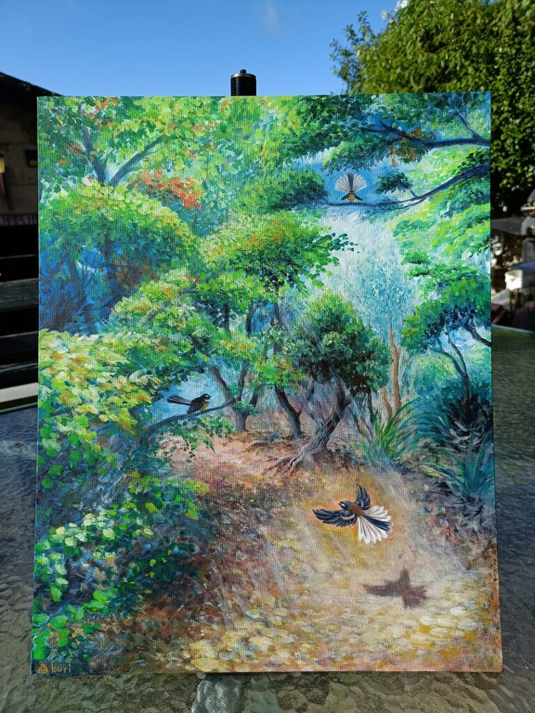 ニュージーランドの森の中を鳥が飛び回っているアクリル画（作画：栗谷さと子）
Acrylic painting of fantails flitting about in bush (Art by: Satoko Kuriya)